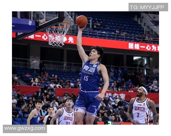 罗伯特-高登在CBA比赛中表现出色,带领球队连胜三场